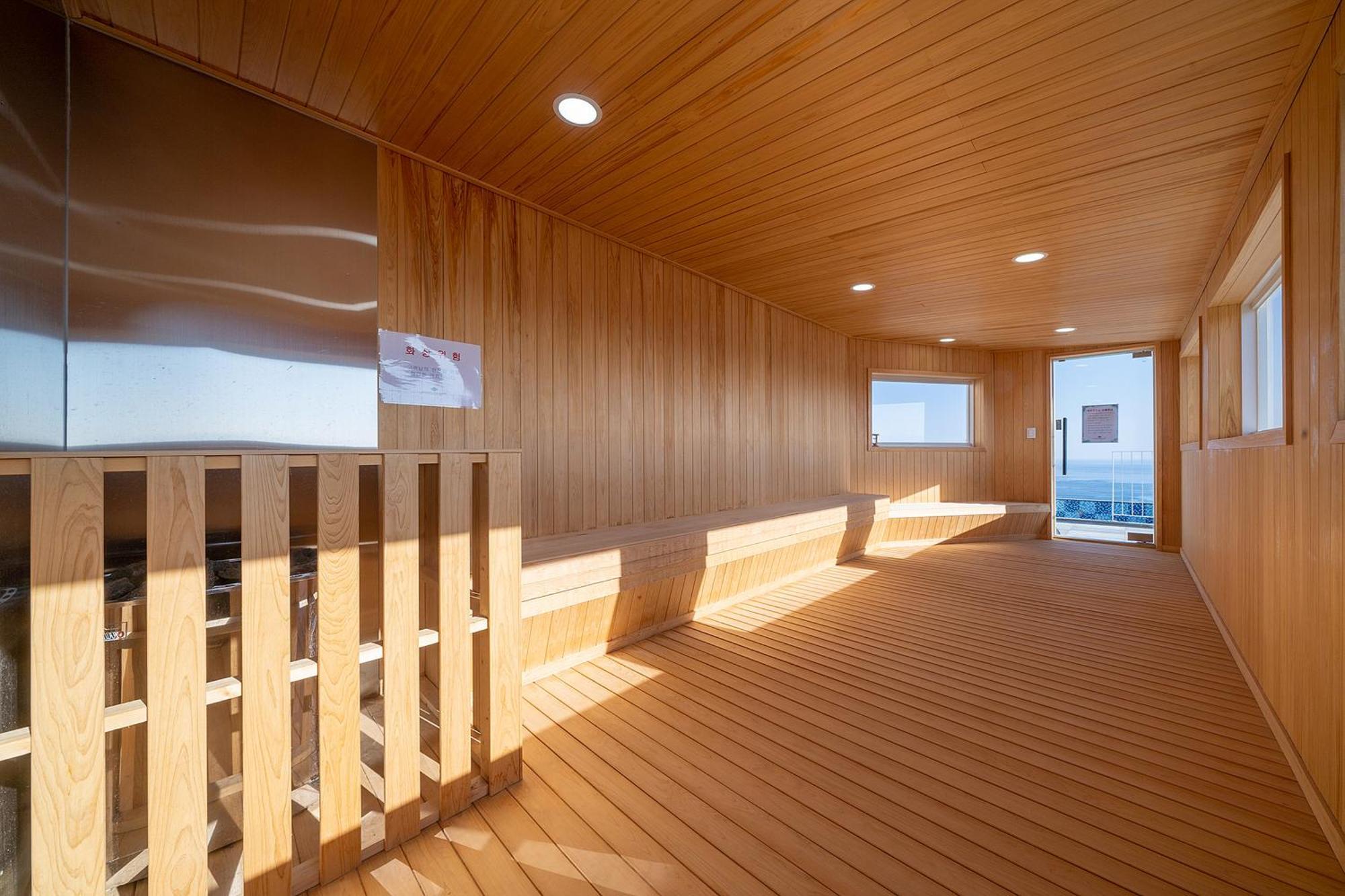 Gangneung Chonpines Ocean Suites Hotel Exteriör bild